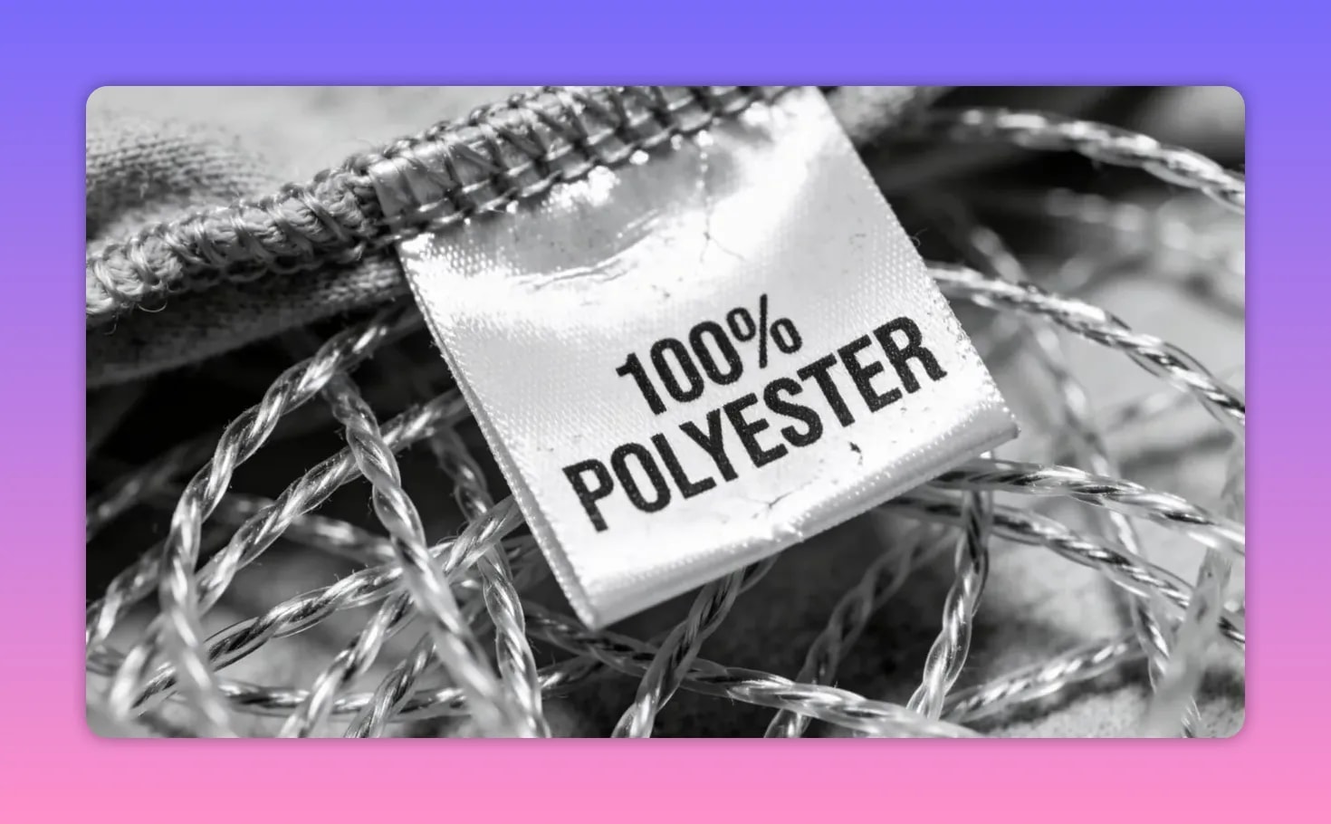 Nahaufnahme eines „100% Polyester“ Etiketts im Bekleidungs-Kontext