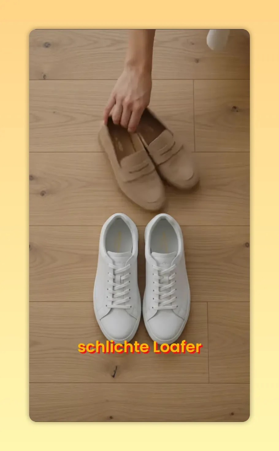 Beige Loafer und weiße Sneaker liegen geordnet auf hellem Holzboden