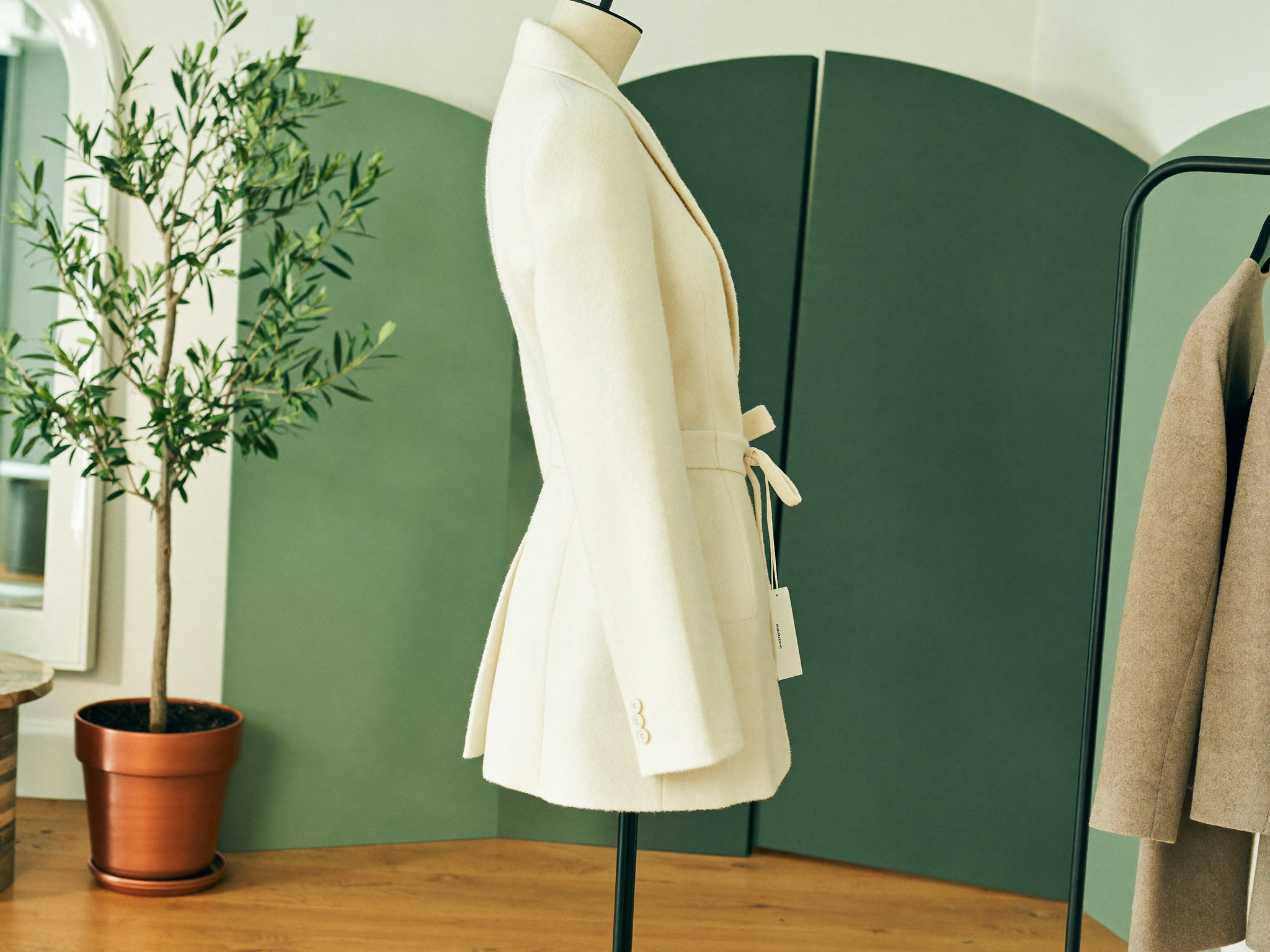 Jacken Trends Herbst Winter 2026: taillierter Hourglass-Blazer aus matter Wolle, Taille sichtbar, gesichtslos im Loft